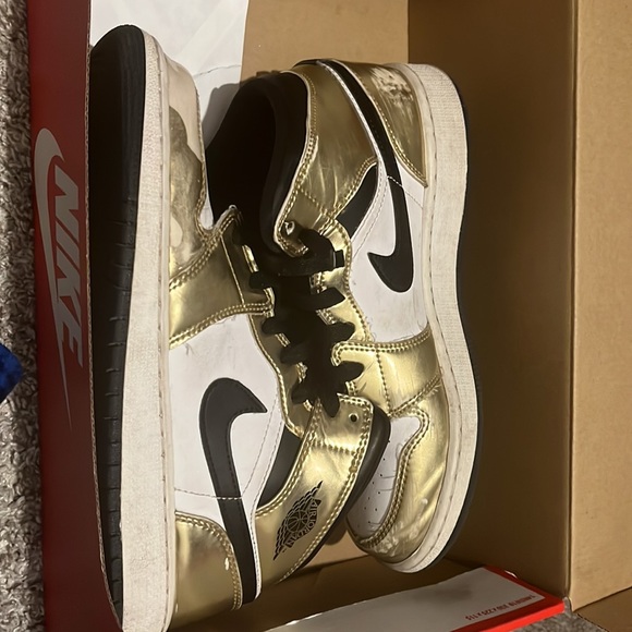 The Air Jordan 1 Mid SE “Metallic Gold” - Picture 2 of 2